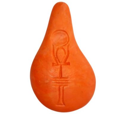 Orangenförmiger Gegenstand mit eingraviertem Symbol, das wie ein Ankh aussieht.