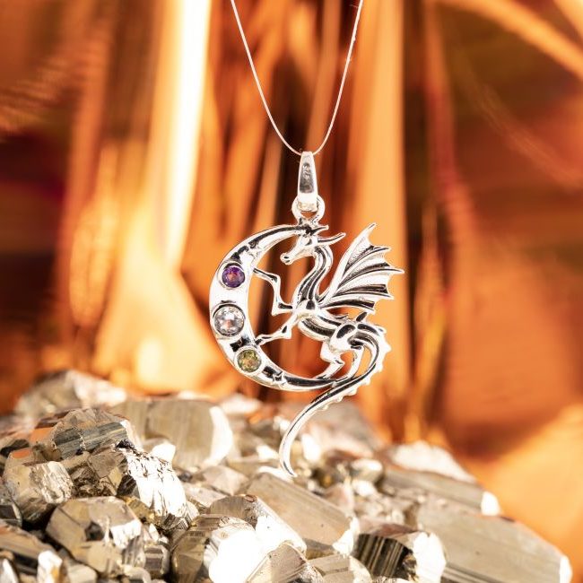 Anhänger Drache aus Silber Silberner Anhänger mit Drache und Mond, verziert mit bunten Steinen.