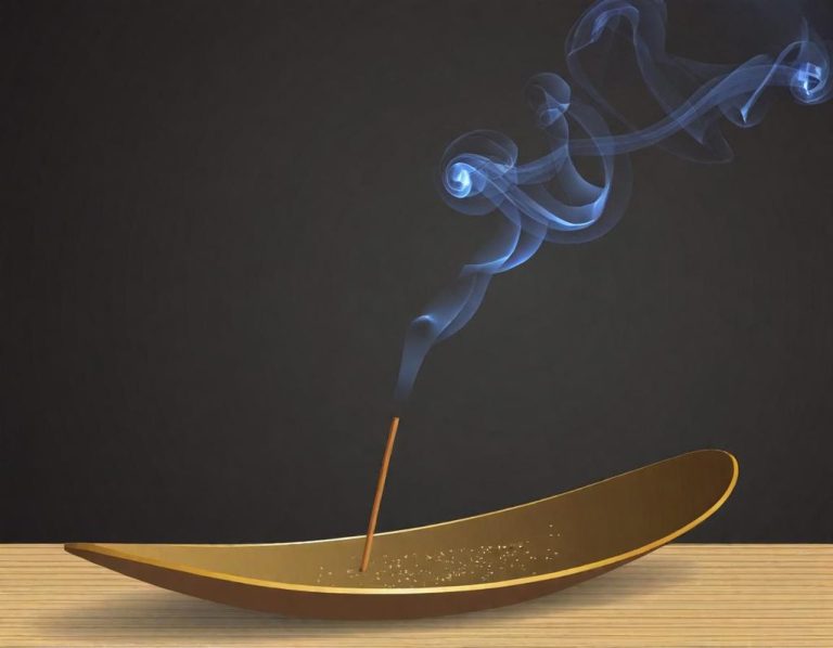 Räucherstäbchen steckt in einem goldfarbenen Halter, Rauch steigt auf.