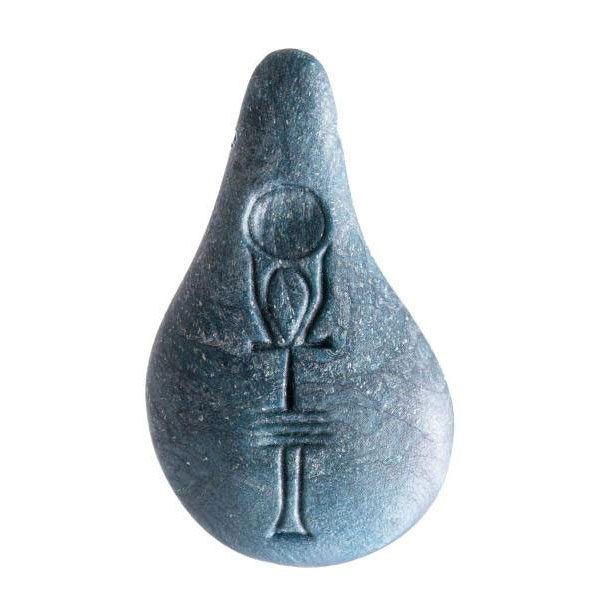 Blauer, tropfenförmiger Stein mit dem ägyptischen Symbol für das Leben.
