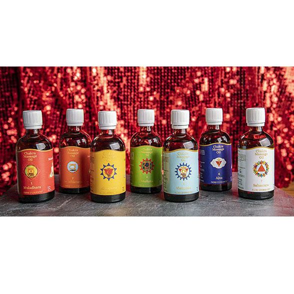 A Reihe von Flaschen mit verschiedenen Aufklebern vor einem glitzernden roten Hintergrund.