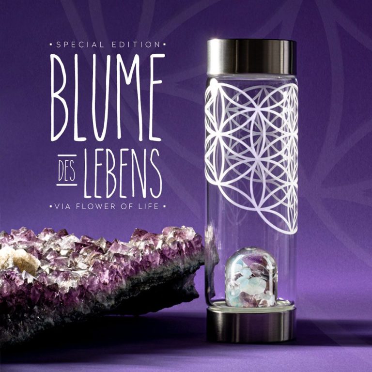Glasbehälter mit floralem Design, umgeben von Amethyst und lila Hintergrund.