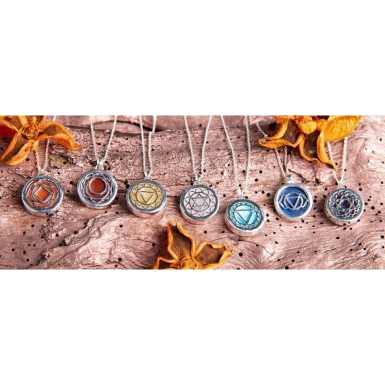 Sechs farbige Medaillons auf einer marmorierten Oberfläche, umgeben von Herbstlaub.