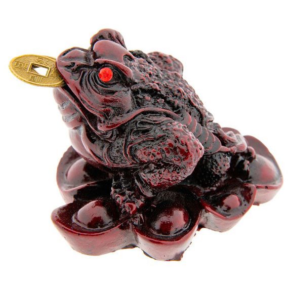 Dreibeiniger Frosch mit Glücksmünze Ein dekorativer Frosch aus Holz mit rotem glasiertem Finish und goldener Münze.
