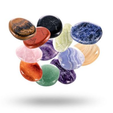Bunte glatte Steine in verschiedenen Formen und Farben auf neutralem Hintergrund.