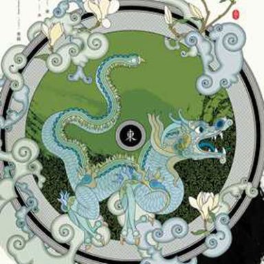 Ein stilisierter Drache umgeben von Wolken und Blumen in sanften Farben.