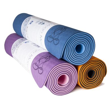 Drei gerollte Yogamatten in Blau, Lila und Orange.